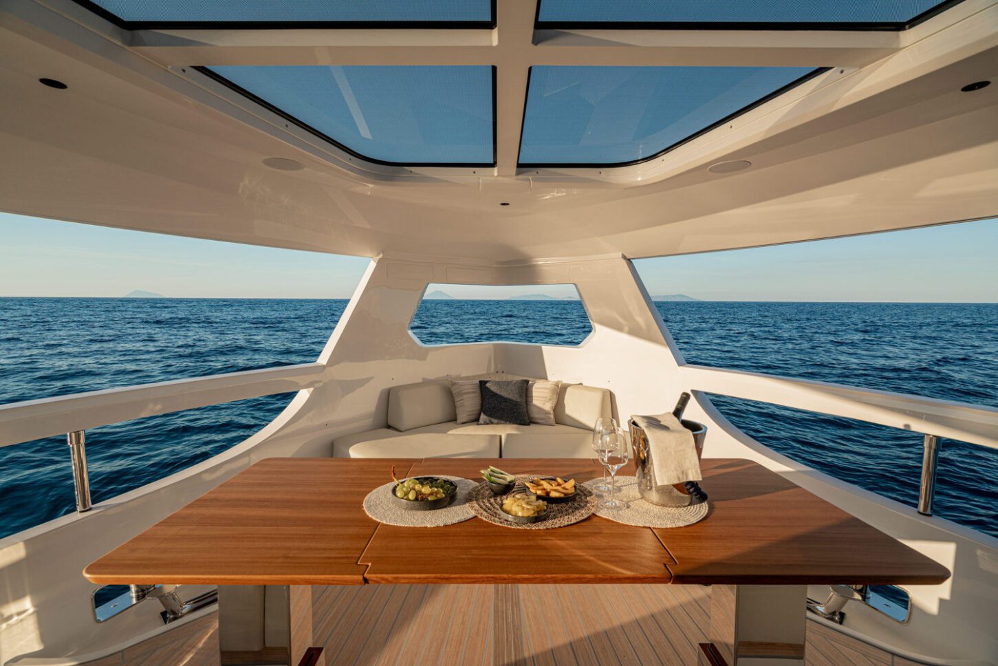 Infinito 80 al tramonto con aperitivo a prua